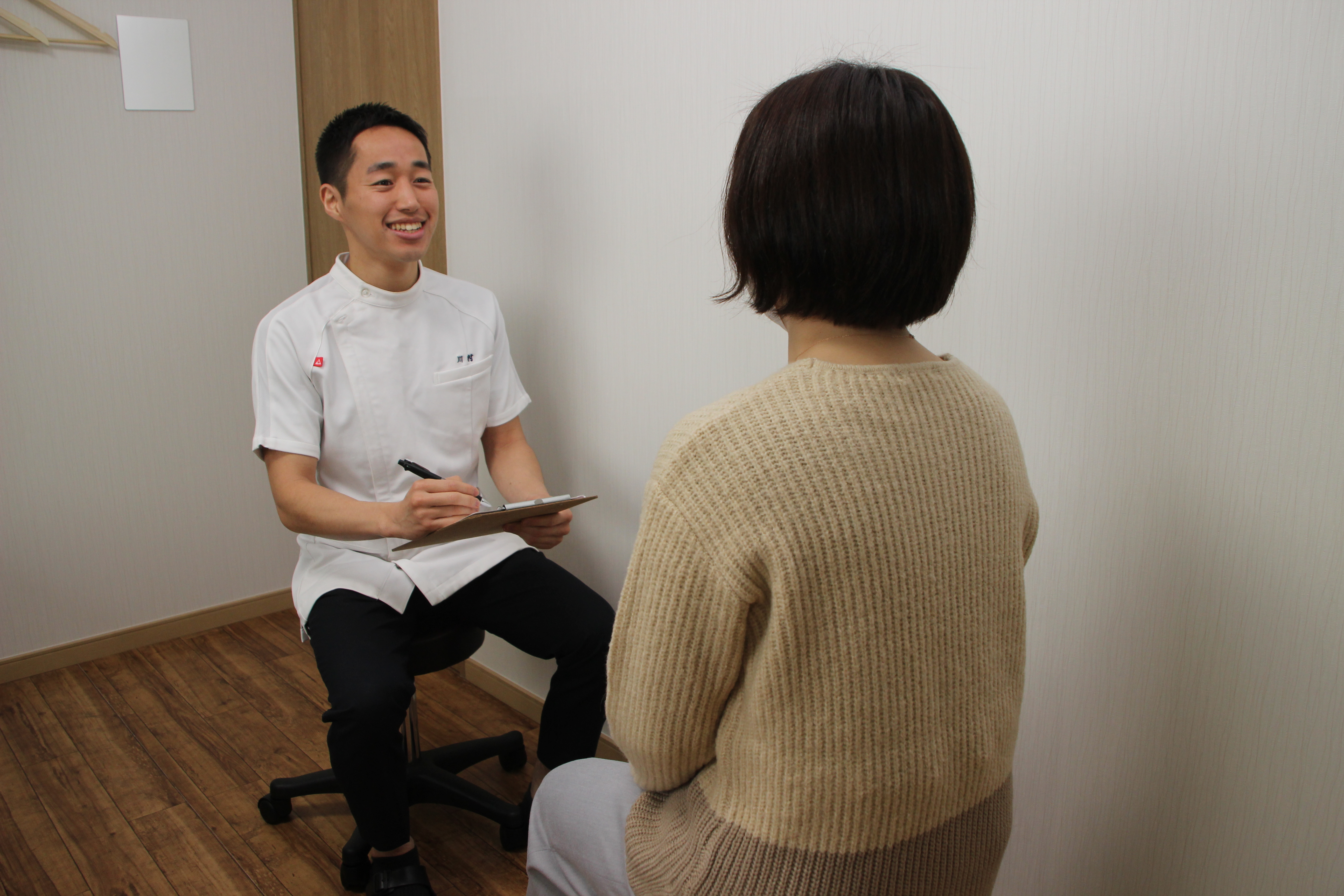 お客様のお話を伺う川村院長